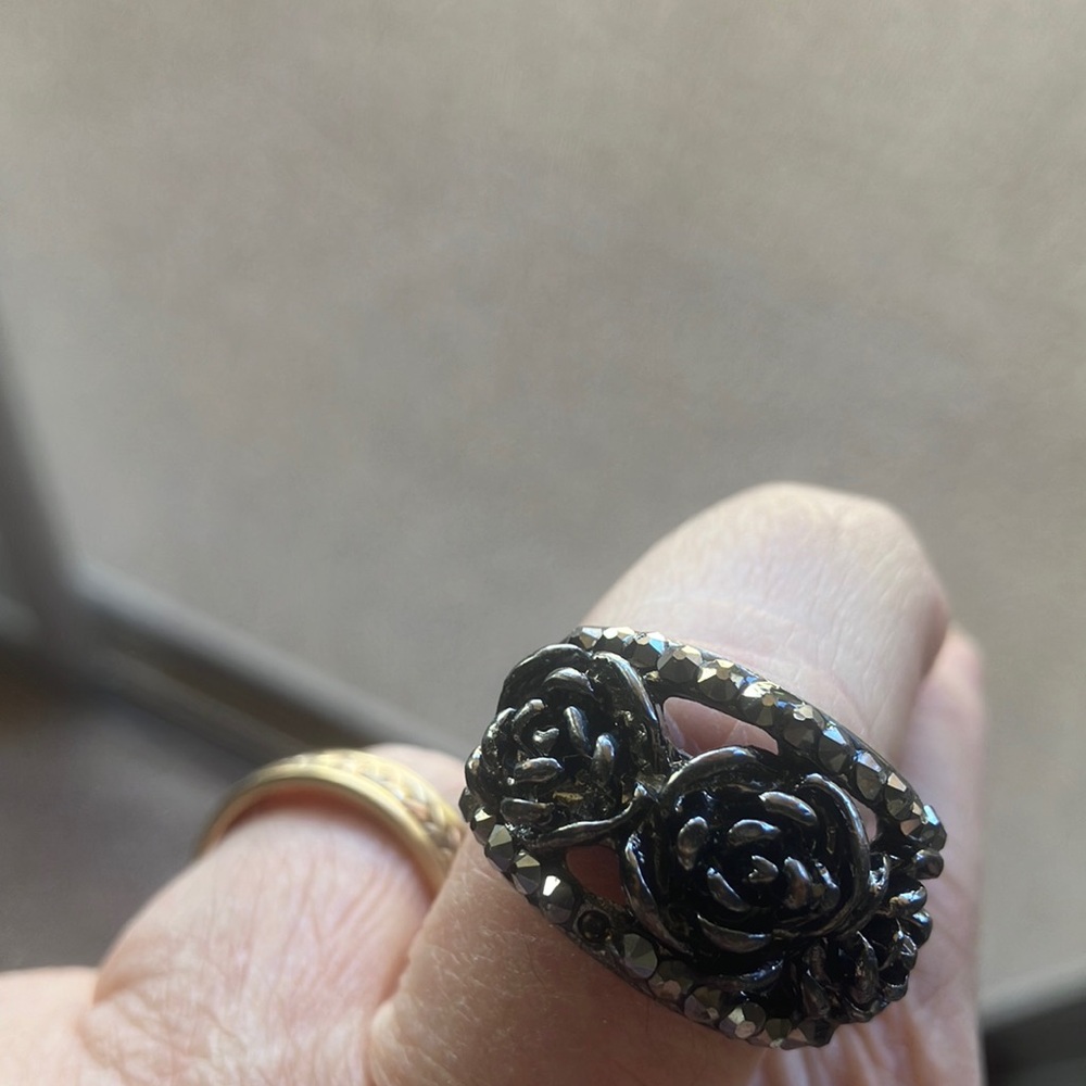 Adjustable rose look band style ring